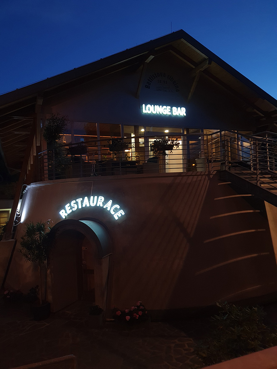 Branding provozoven Lounge Bar
